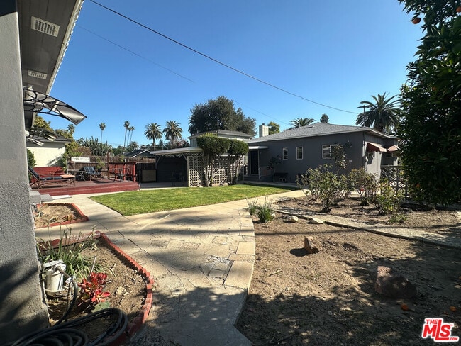 Building Photo - 1413 Paloma St