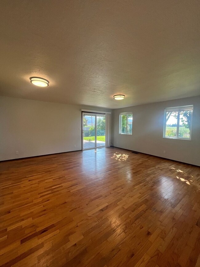 Building Photo - 5-Bedroom 2-Bathroom home in Coburg