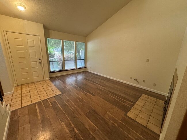 Building Photo - Beautifully spacious 3 bedroom 2 bath home...