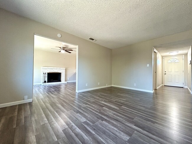 Building Photo - Beautifully updated 4 bedroom located in R...