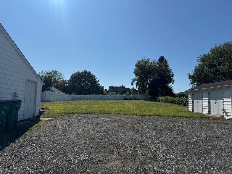 Large Yard / Off street parking - 102 E Liberty St