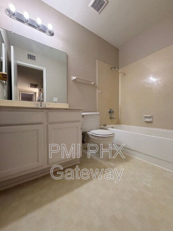 Building Photo - 5135 E Evergreen St