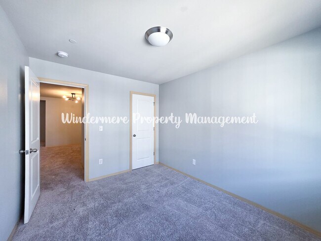 Building Photo - Bright and charming 3 bed townhome in Pinn...
