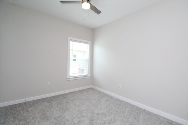 Building Photo - Spacious 3BR/2BA Home with Move-In Special...
