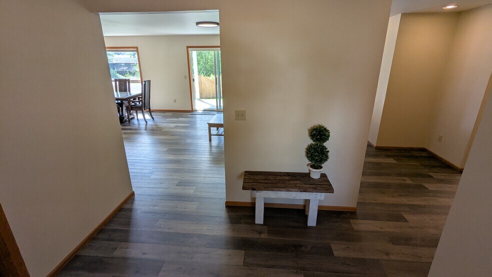 Entry - 517 Main Place