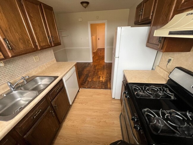 Building Photo - 37 Parkwood St