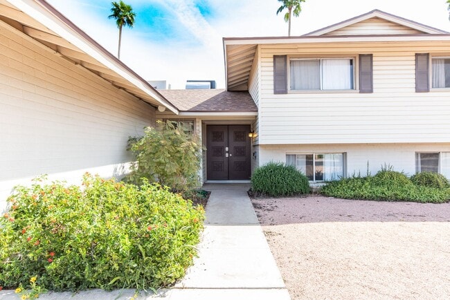 Building Photo - 6 Bedroom 3.5 Bathroom Tri-Level Home In Tempe close to ASU