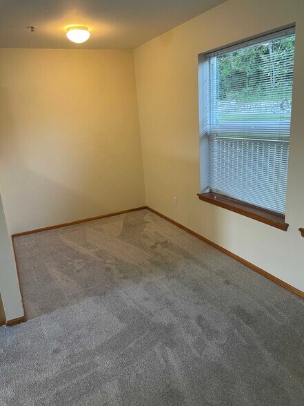 dining nook - 303 Elwood Ct
