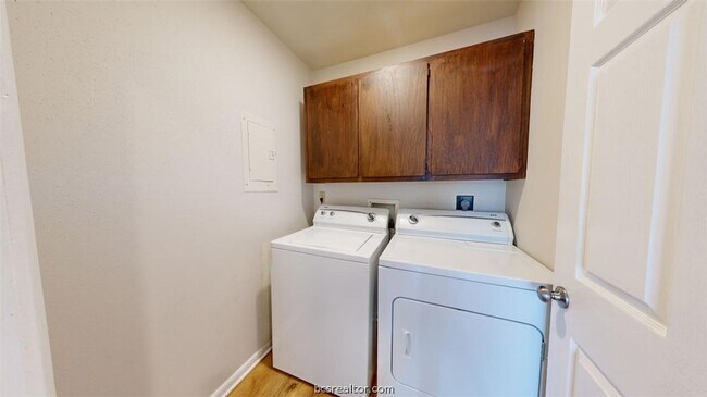 Building Photo - 2807 Longmire Dr