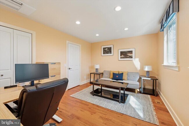 Building Photo - 826 N Newkirk St