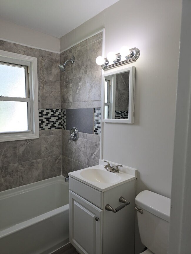 Building Photo - 1011 Blakley Dr