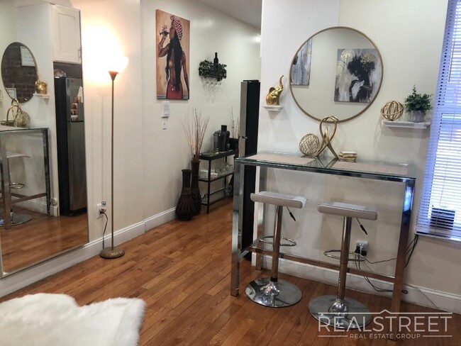 Building Photo - 1 Bed With OD Sapce in Crown Heights!