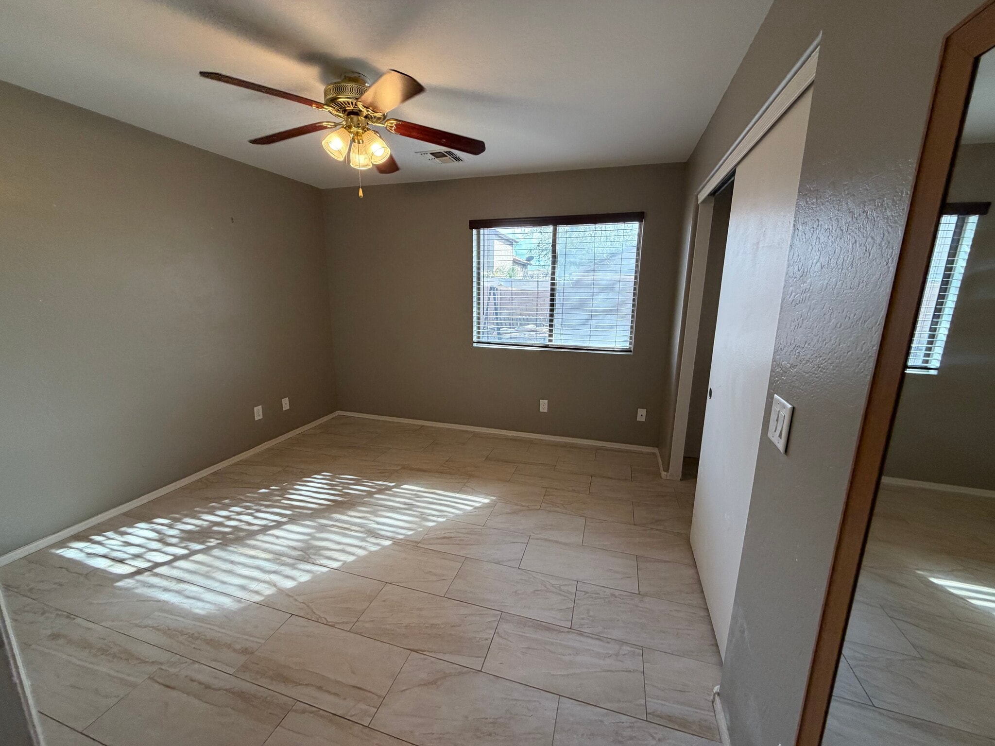 Building Photo - 1347 E 10th Pl