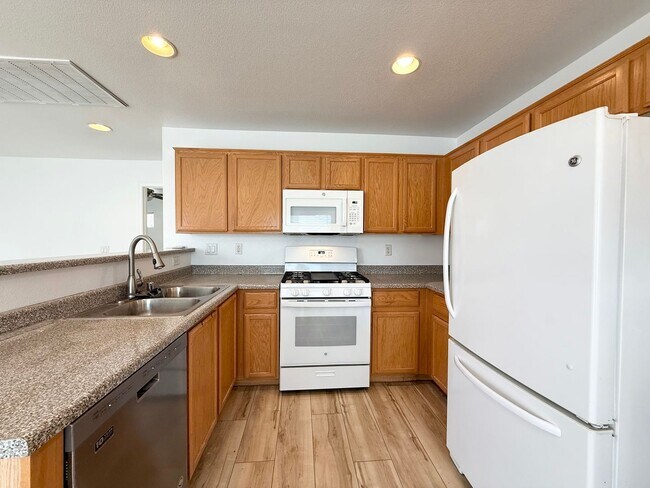 Building Photo - 2/BD 2.5/BA Home in Gated Community with M...