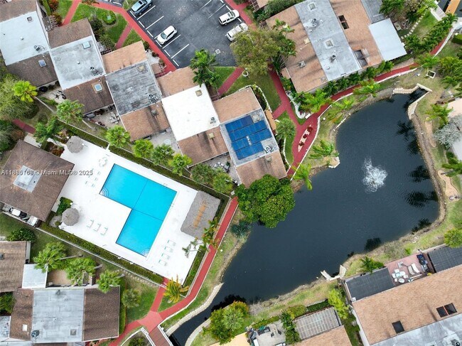 Building Photo - 2753 Parkview Dr S