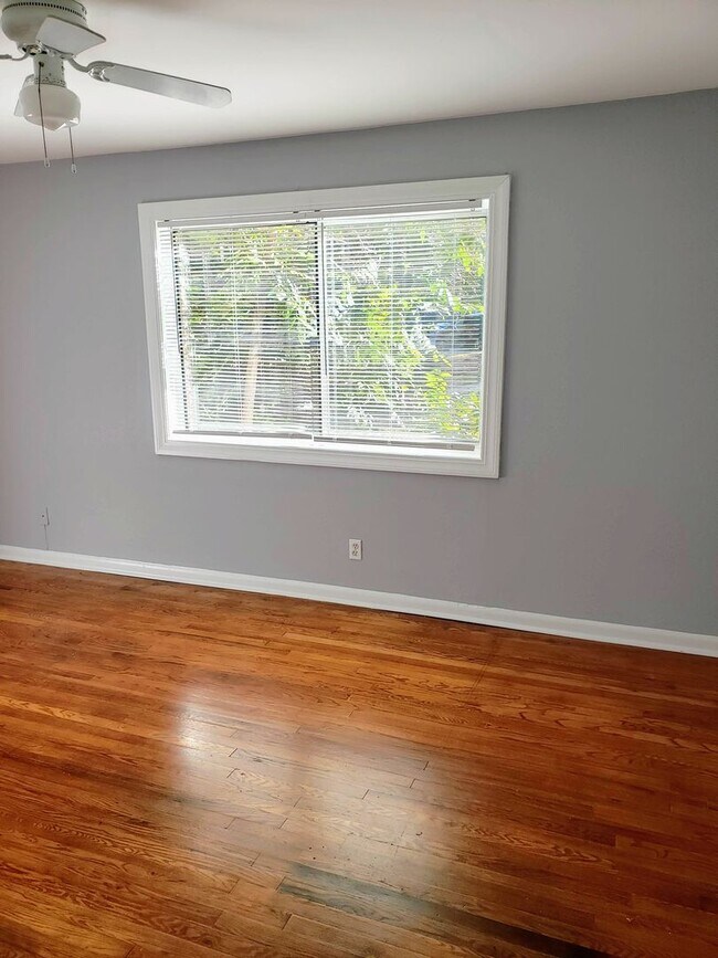 Building Photo - 1596 Line Cir