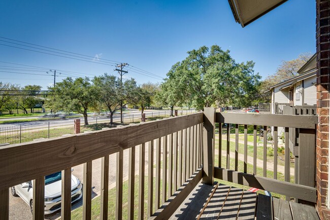 Building Photo - River Crossing Townhome - Downtown - Airpo...