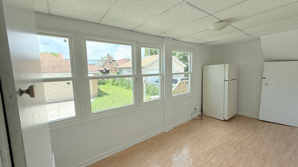 Building Photo - 3030 N Oleander Ave