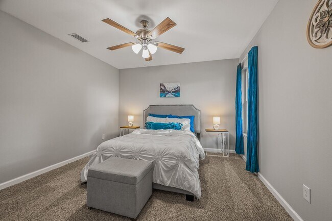 Building Photo - Stunning 4 bedroom with two bonus spaces, ...