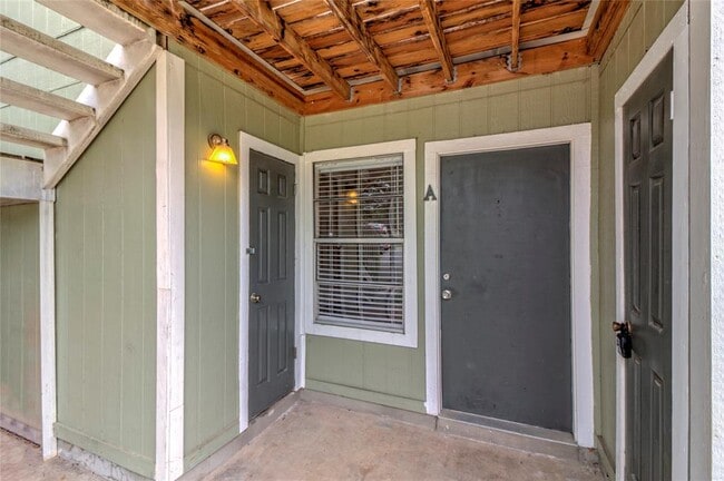 Building Photo - 400 Hedgewood Dr