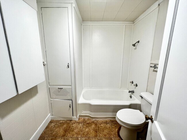 Building Photo - 3/2 on Park Street