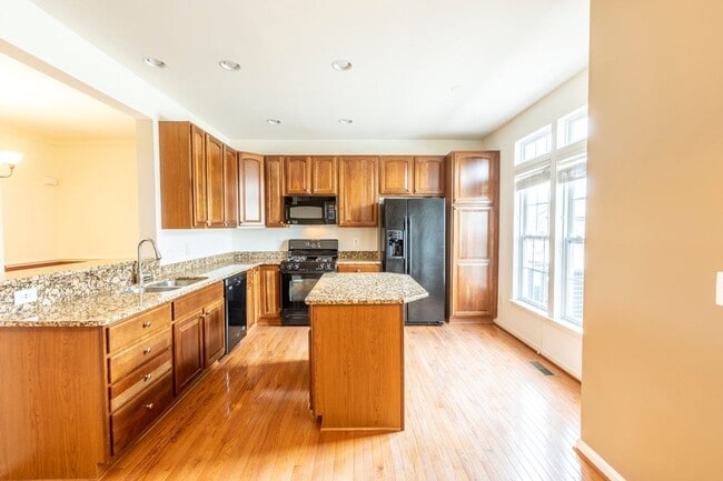 Building Photo - 2042 Lockwood Dr