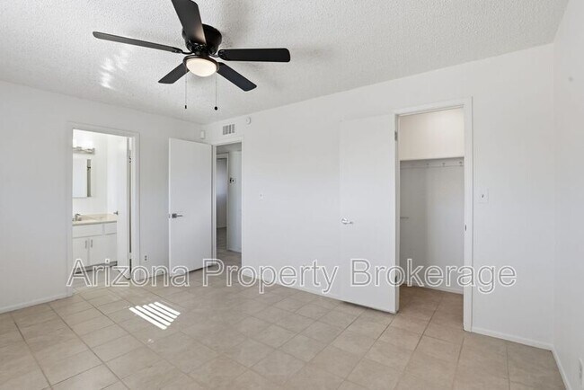 Building Photo - 3635 E Beverly Ln