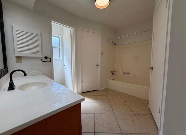 Building Photo - 6623 Vialinda Dr