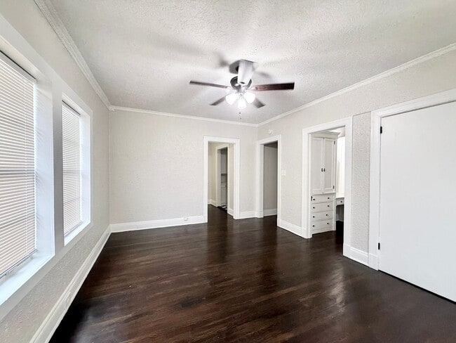 Building Photo - Unique Upstairs Studio w/ Hardwoods in Vintage 1920's Complex