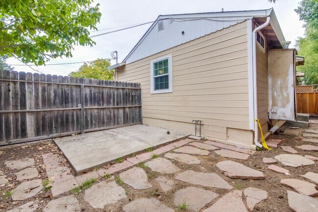 Building Photo - I Street