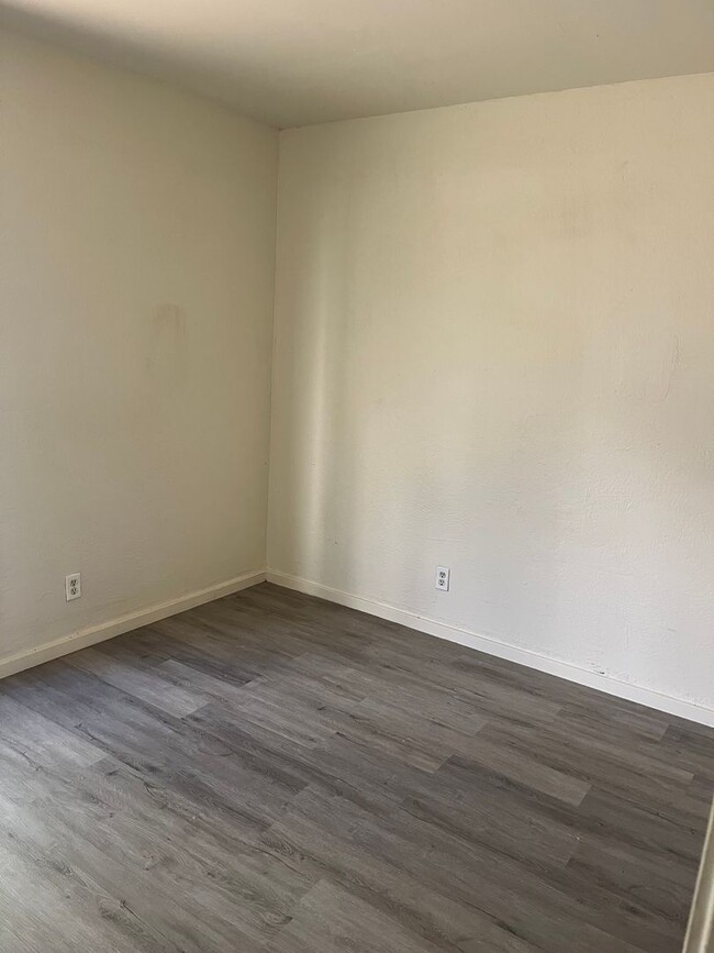 Building Photo - Partly Furnished 2 bedroom 1 bath unit