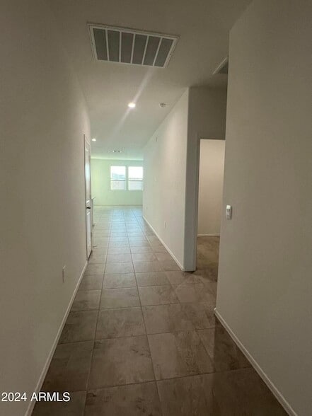 Building Photo - 1575 E Lardner Dr