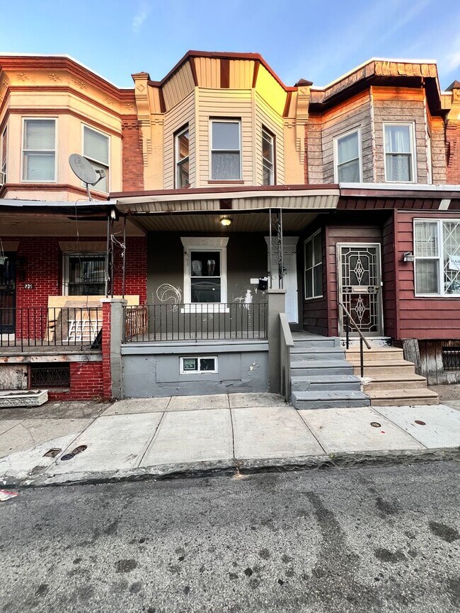 Building Photo - Updated 3 Bedroom 1.5 Bath Townhome w/ Paved Yard + Washer & Dryer