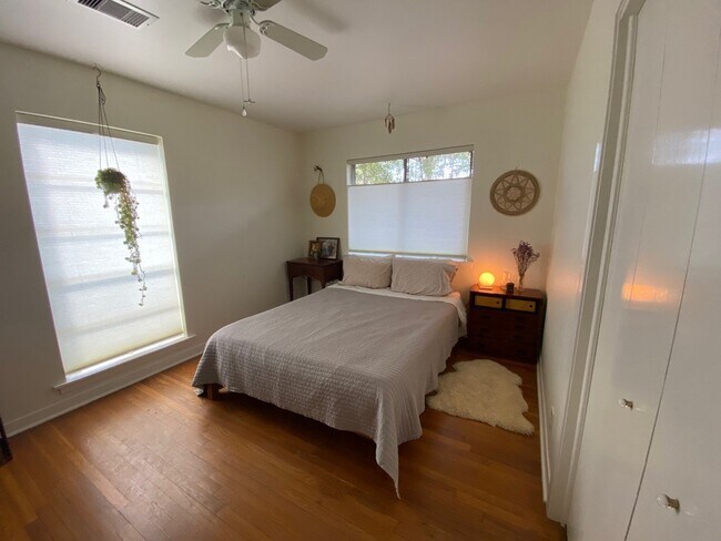 Building Photo - 1609 Pin Oak Dr