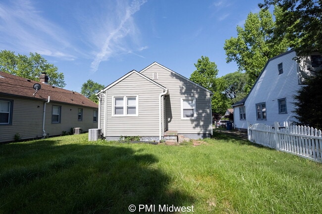Building Photo - "Charming 2-Bed Home with Gleaming Hardwoo...
