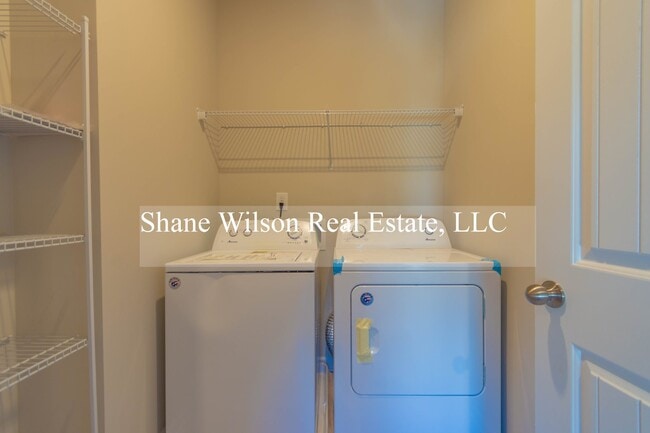 Building Photo - Spacious 3 BR / 2.5 home located near Vall...