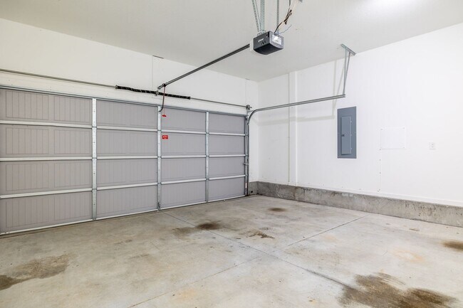 Building Photo - Maryville 37801 - 4 bedroom, 2.5 bath home...