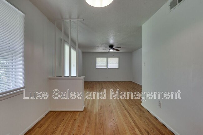 Building Photo - 3516 Mt Pleasant Dr