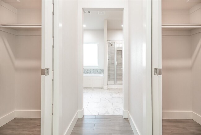 Building Photo - 350 W Kinniburgh Dr