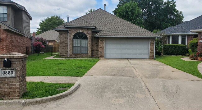 Primary Photo - (2) Bed/(2) Bath West Norman Patio Home Av...