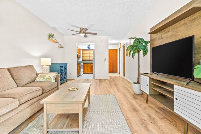 Building Photo - 2nd floor, 2 bedroom/1 bath/2 parking Town...