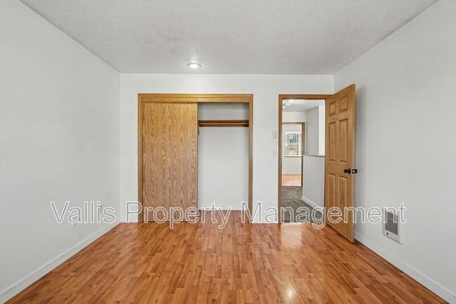 Building Photo - 5262 Springcrest Dr S
