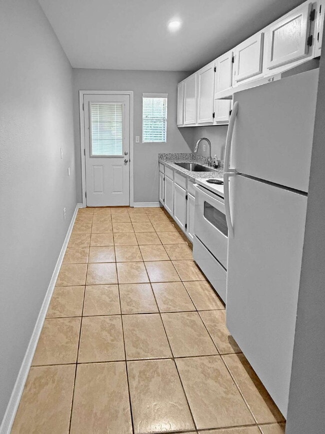 Building Photo - 5 Ellinor Ct