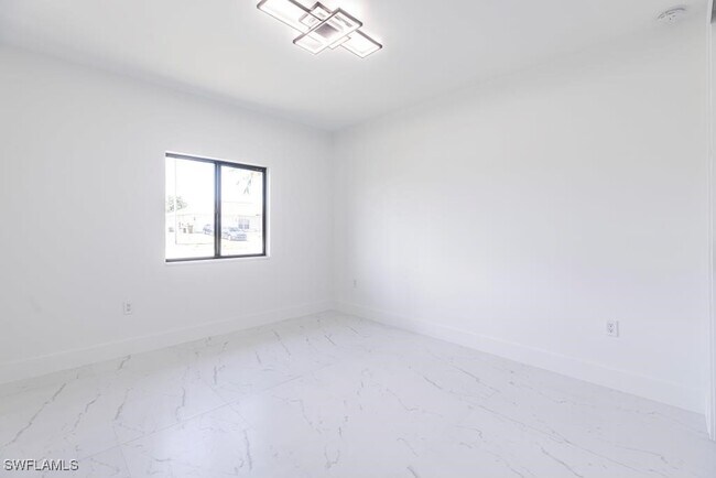 Building Photo - 1111 SW Embers Terrace
