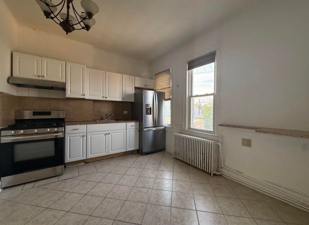 Building Photo - 606 59th St