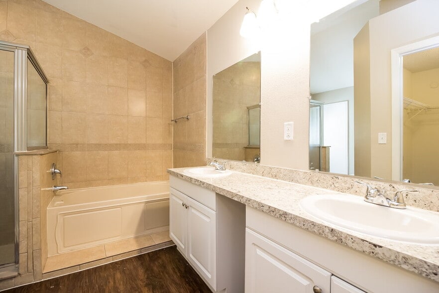 Building Photo - 4240 Forest Island Dr