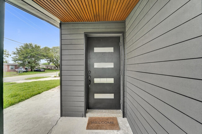 Building Photo - 5601 SW 36th Ct