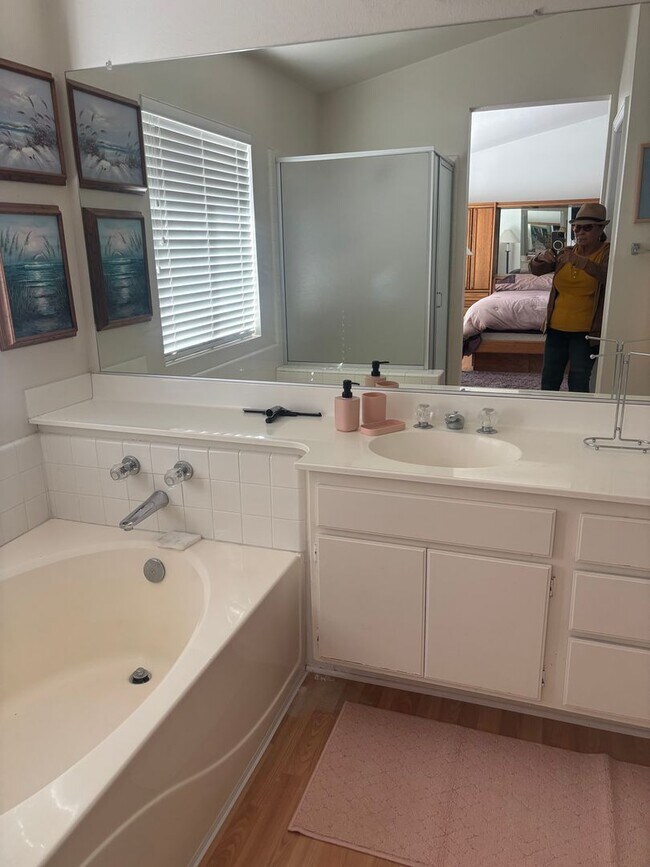 Building Photo - 4-BedroomSpacious Home