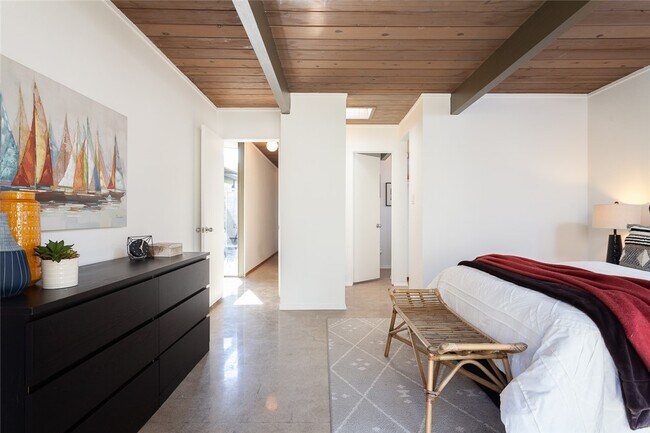 Building Photo - 1131 N Encanto St