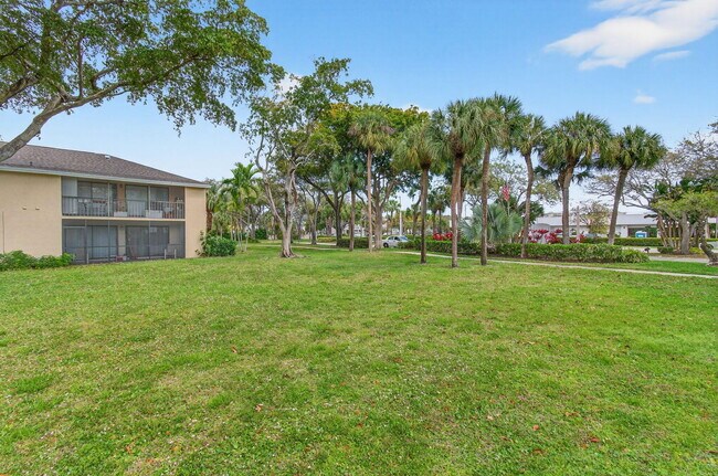 Building Photo - 3939 NE 5th Ave